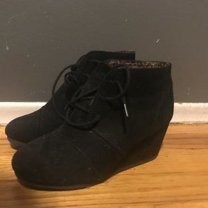 black wedges